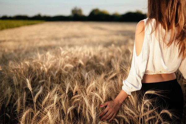 Young Beautiful Happy Woman Spending Time Nature — Stock Photo, Image