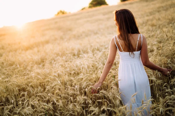 Jong Mooi Gelukkig Vrouw Besteden Tijd Natuur — Stockfoto