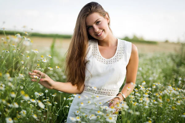 Joven Hermosa Mujer Feliz Pasar Tiempo Naturaleza — Foto de Stock