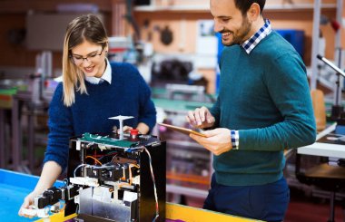 Robotik projede birlikte çalışan genç öğrenciler