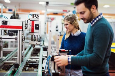 Projede birlikte çalışan elektronik genç öğrenciler
