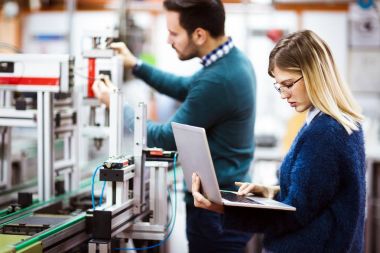 Projede birlikte çalışan elektronik genç öğrenciler