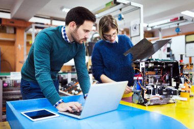Robotik projede birlikte çalışan genç öğrenciler