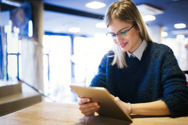 Dijital tablet kullanan genç çekici kadın portresi