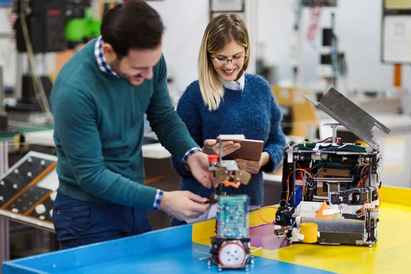 Jóvenes Estudiantes Robótica Trabajando Juntos Proyectos — Foto de Stock