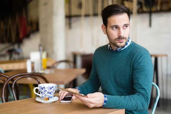 Portret Młodzieńca Atrakcyjne Pomocą Cyfrowego Tabletu — Zdjęcie stockowe