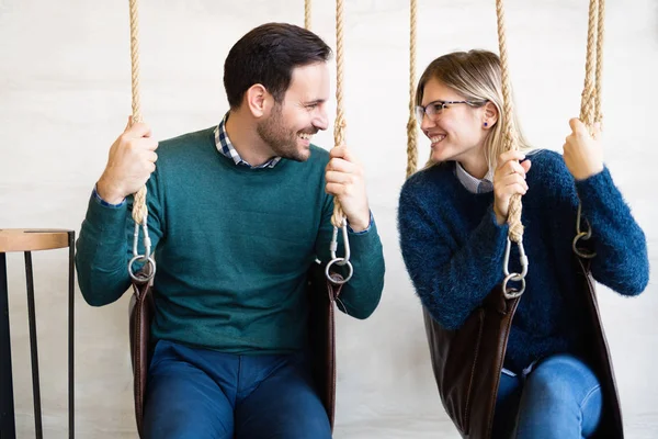 Joven Pareja Feliz Atractiva Fecha Relajante Swing —  Fotos de Stock