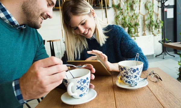 Joven Pareja Atractiva Fecha Juntos Cafetería — Foto de Stock