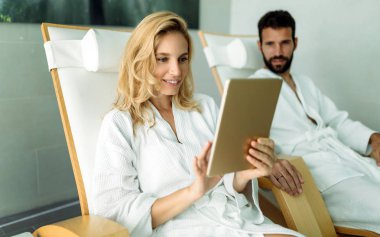 Rahatlatıcı ve dijital tablet kaplıcada kullanma güzel kadın