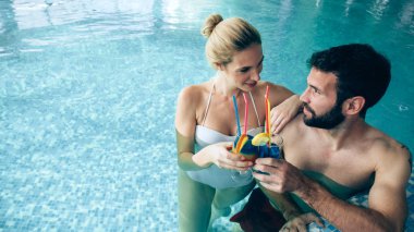 Mutlu çekici çift rahatlatıcı spa yüzme havuzunda