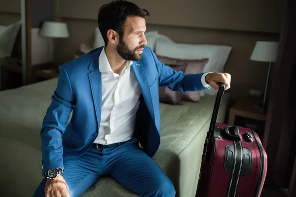 Πορτρέτο Του Όμορφος Επιχειρηματίας Στο Δωμάτιο Του Ξενοδοχείου Τις Αποσκευές — Φωτογραφία Αρχείου