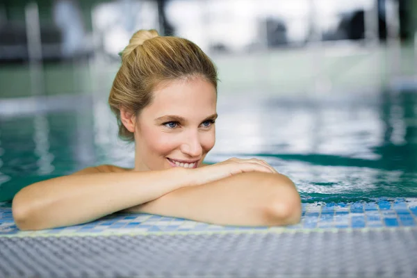 Porträt Einer Schönen Frau Beim Entspannen Wellness Pool — Stockfoto