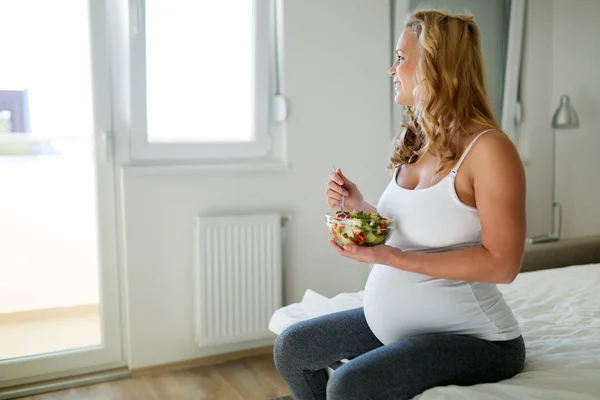 Retrato Una Mujer Embarazada Cuidando Comer Alimentos Saludables — Foto de Stock