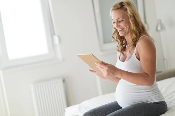 Glückliche Schwangere Blonde Frau Mit Tablette Schlafzimmer — Stockfoto