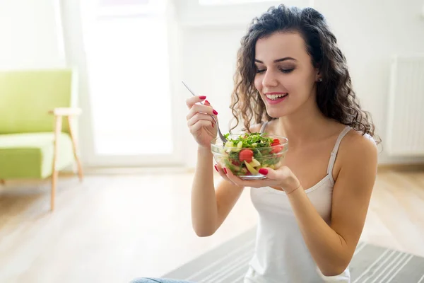 Fitness Jeune Femme Manger Des Aliments Sains Après Entraînement — Photo