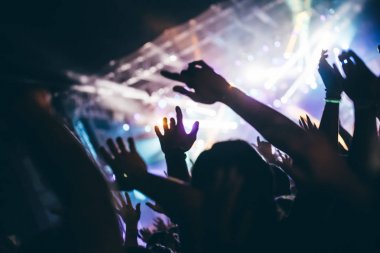 Konserde müzik performans zevk mutlu kalabalık tezahürat