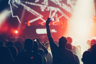 Kalabalığı eğlendirmekten elleri havada Müzik Festivali'nde zevk