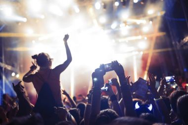 Zevk ve Müzik Festivali'nde dans mutlu kalabalık portresi