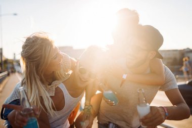 Mutlu arkadaş vakit vakit genç grup