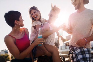 Mutlu arkadaş vakit vakit genç grup