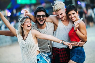 Grup genç arkadaşlar eğlenmeye zaman Müzik Festivali
