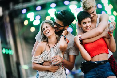 Grup genç arkadaşlar eğlenmeye zaman Müzik Festivali