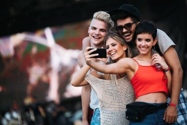 Grup genç arkadaşlar eğlenmeye zaman Müzik Festivali