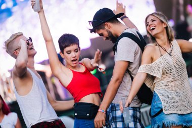 Grup genç arkadaşlar eğlenmeye zaman Müzik Festivali