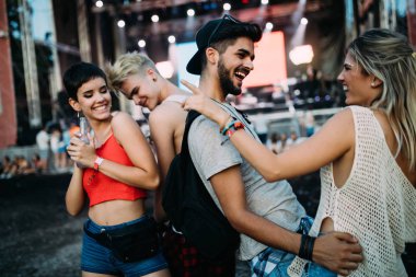 Grup genç arkadaşlar eğlenmeye zaman Müzik Festivali