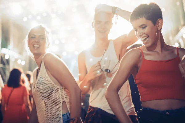 Groupe Jeunes Amis Passer Bon Temps Sur Festival Musique — Photo