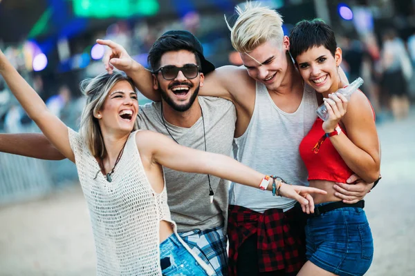 Group Young Friends Having Fun Time Music Festival — Stock Photo, Image