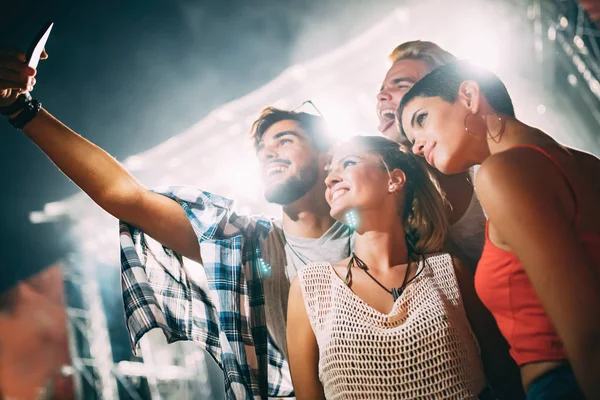 Felices Jóvenes Amigos Tomando Selfie Festival Música — Foto de Stock