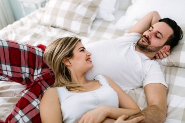 Yatak odasında genç çekici sevgi dolu çift portresi