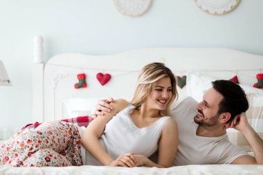 Yatak odasında genç çekici sevgi dolu çift portresi