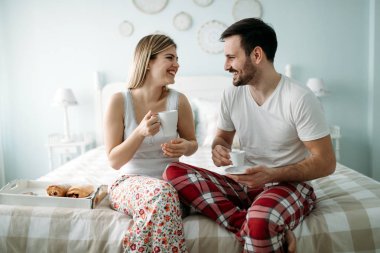 Yatak odasında genç çekici sevgi dolu çift portresi