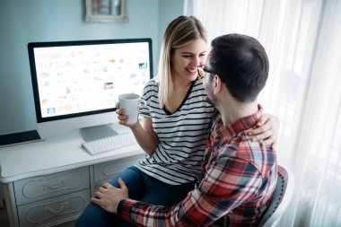 Genç çekici grafik tasarımcıları proje üzerinde birlikte çalışma