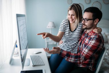 Genç çekici grafik tasarımcıları proje üzerinde birlikte çalışma