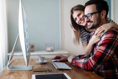 Genç çekici grafik tasarımcıları proje üzerinde birlikte çalışma