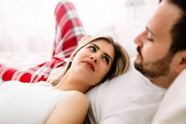 Retrato Pareja Amorosa Atractiva Joven Dormitorio —  Fotos de Stock