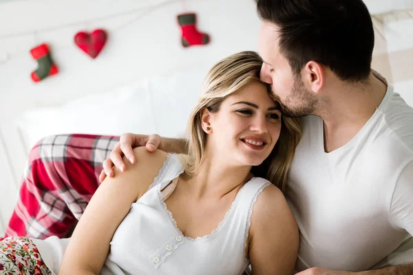 Retrato Pareja Amorosa Atractiva Joven Dormitorio —  Fotos de Stock