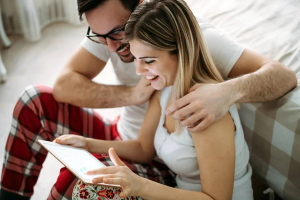 Joven Pareja Feliz Utilizando Tableta Digital Dormitorio — Foto de Stock