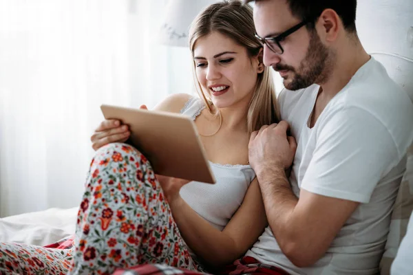 Unga Lyckliga Paret Använder Digitala Tablett Sovrum — Stockfoto