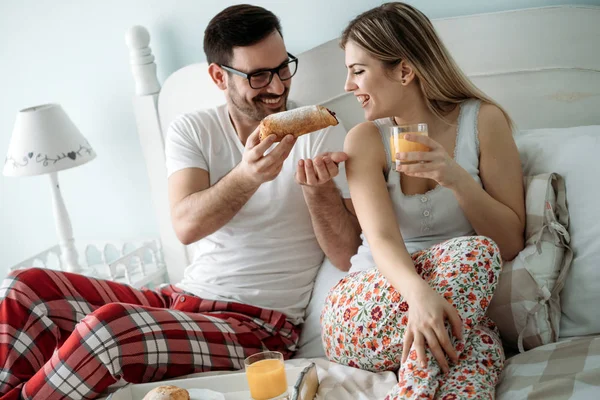 Retrato Jovem Casal Amoroso Atraente Quarto — Fotografia de Stock