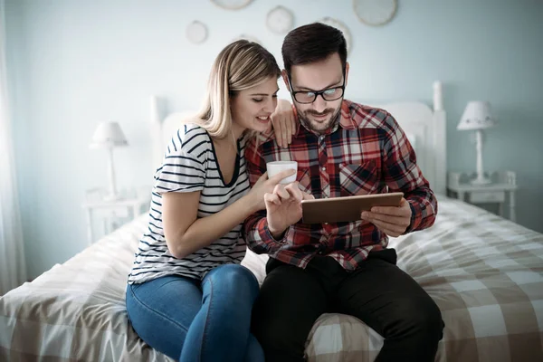 Jonge Gelukkige Paar Met Behulp Van Digitale Tablet Slaapkamer — Stockfoto