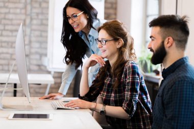 Resim birlikte modern ofisinde çalışan mimarlar