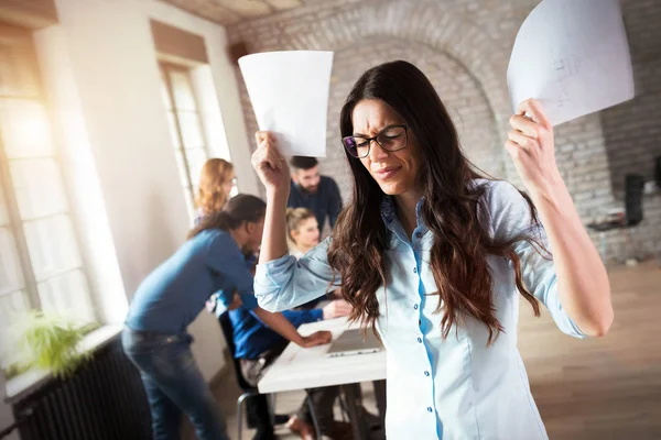 Imagen Mujer Negocios Enojada Con Exceso Trabajo Oficina Moderna —  Fotos de Stock