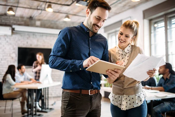 Porträtt Unga Arkitekter Med Diskussion Office — Stockfoto