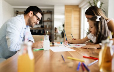 Mutlu aile eğleniyor evde vakit