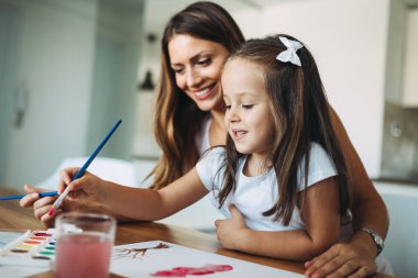 Mutlu aile eğleniyor evde vakit