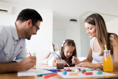 Mutlu aile eğleniyor evde vakit
